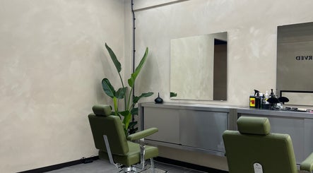 Elegante kapsalon in Daily Served, Spijkenisse, Zuid-holland, NL met groene stoelen en spiegel.