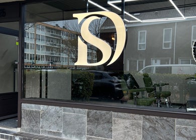 Vooraanzicht van Daily Served in Spijkenisse, Zuid-holland, NL met elegant logo op raam.
