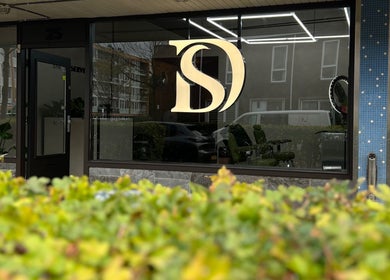 Voorgevel van Daily Served in Spijkenisse, Zuid-Holland, NL met moderne gevel en logo.