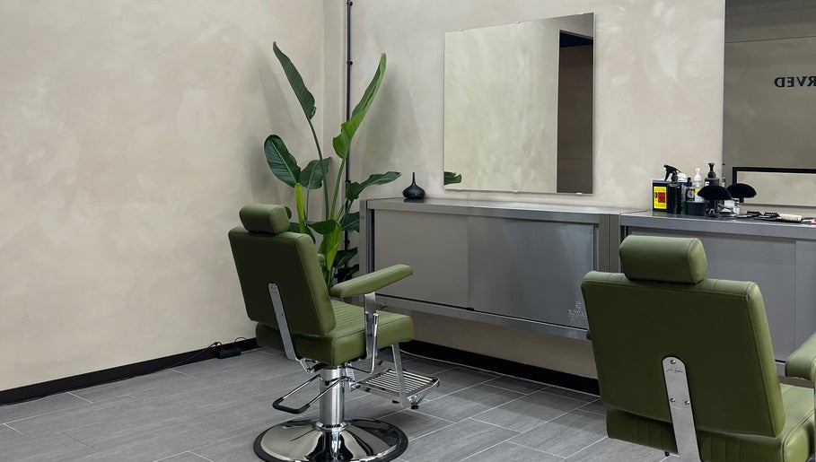 Moderne salon bij Daily Served, Spijkenisse, Zuid-holland, NL met groene stoelen en spiegel.