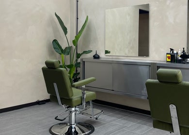 Moderne salon bij Daily Served, Spijkenisse, Zuid-holland, NL met groene stoelen en spiegel.