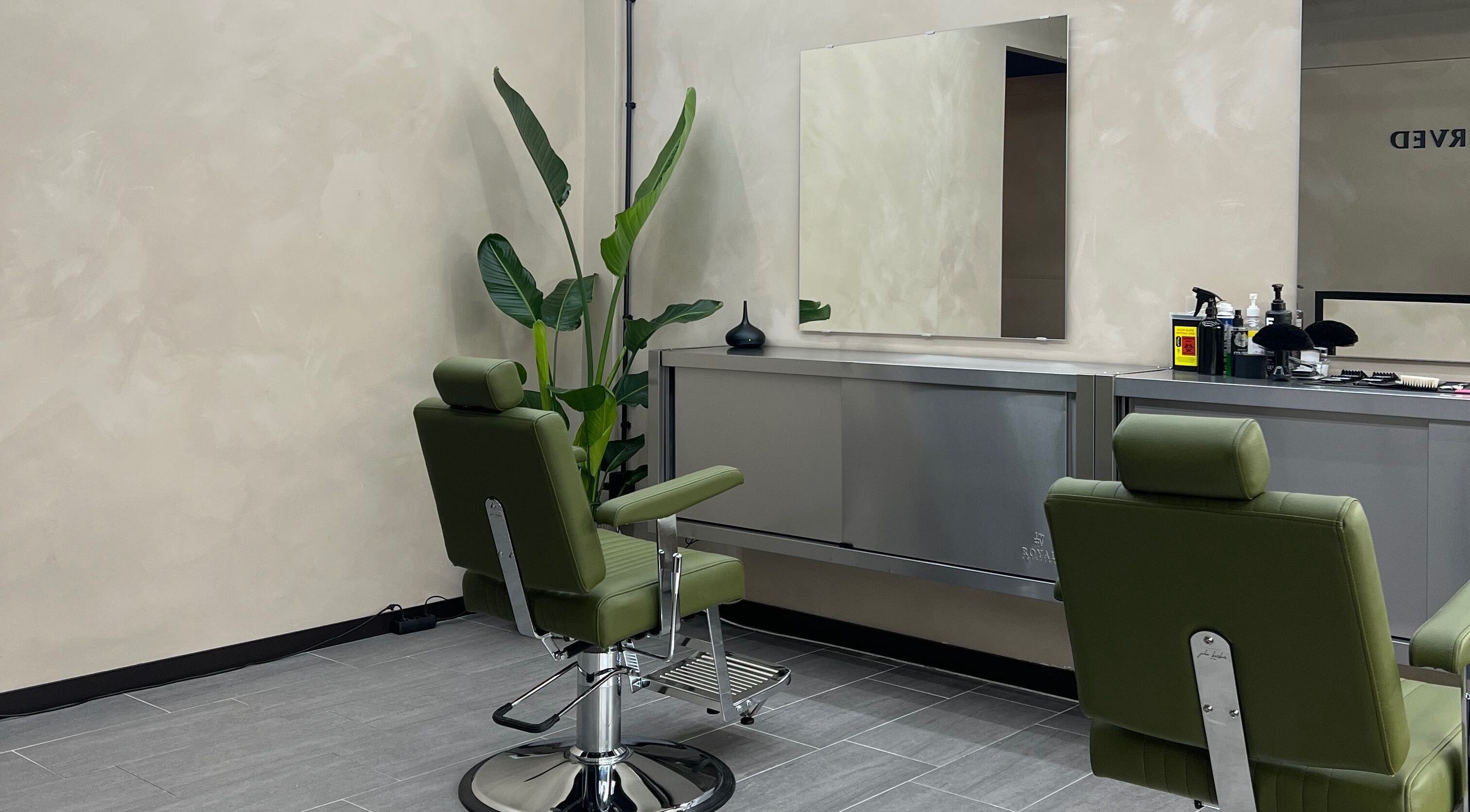Moderne salon bij Daily Served, Spijkenisse, Zuid-holland, NL met groene stoelen en spiegel.