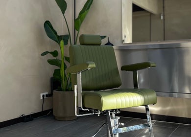 Moderne groene kappersstoel bij Daily Served, Spijkenisse, Zuid-Holland, NL.