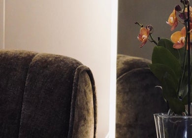 Gezellige zithoek met bloemendecor bij Daily Served, Spijkenisse, Zuid-holland, NL.