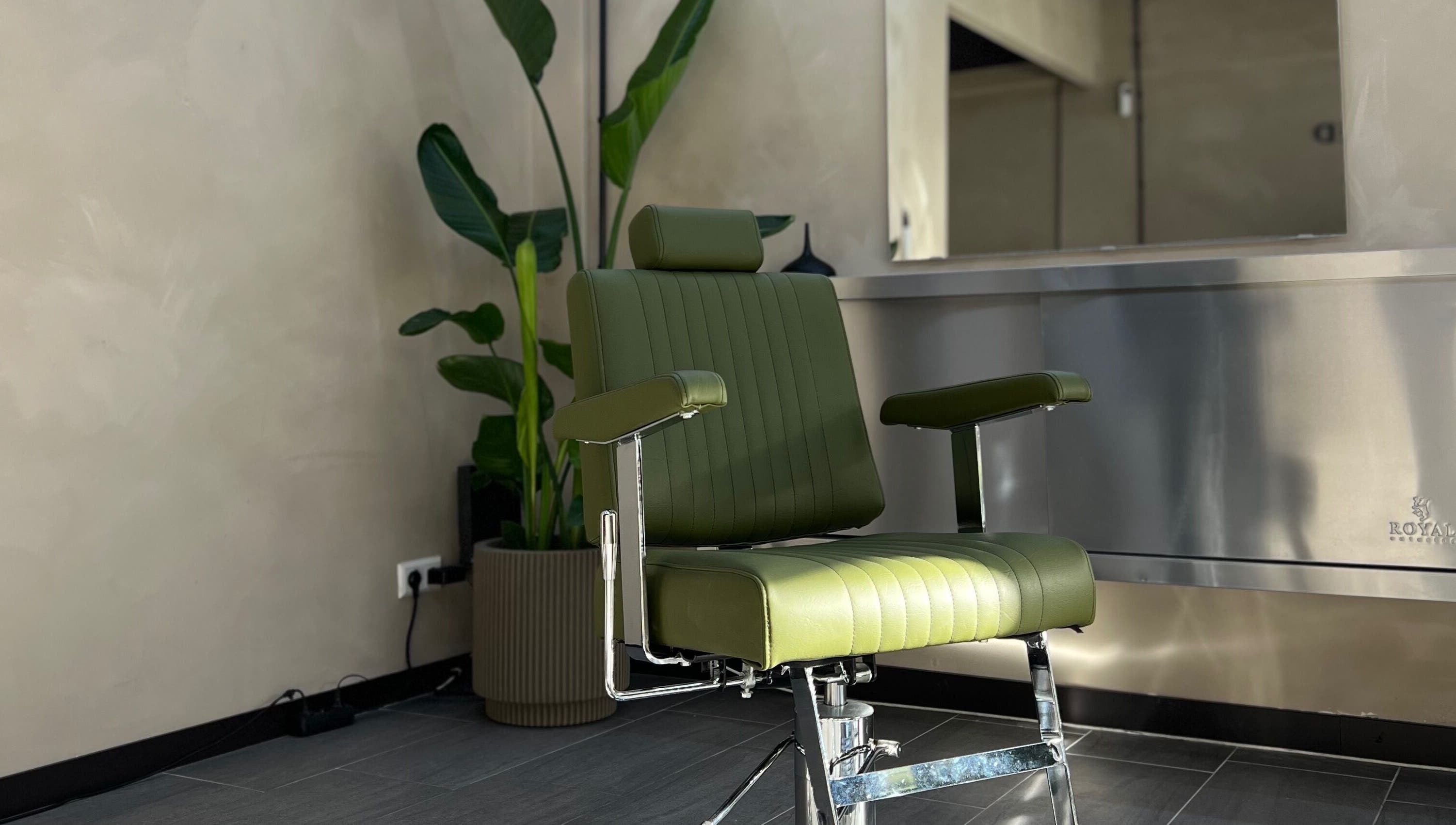 Groene salonstoel bij Daily Served, Spijkenisse, Zuid-holland, NL. Moderne inrichting voor wellnesservaring.