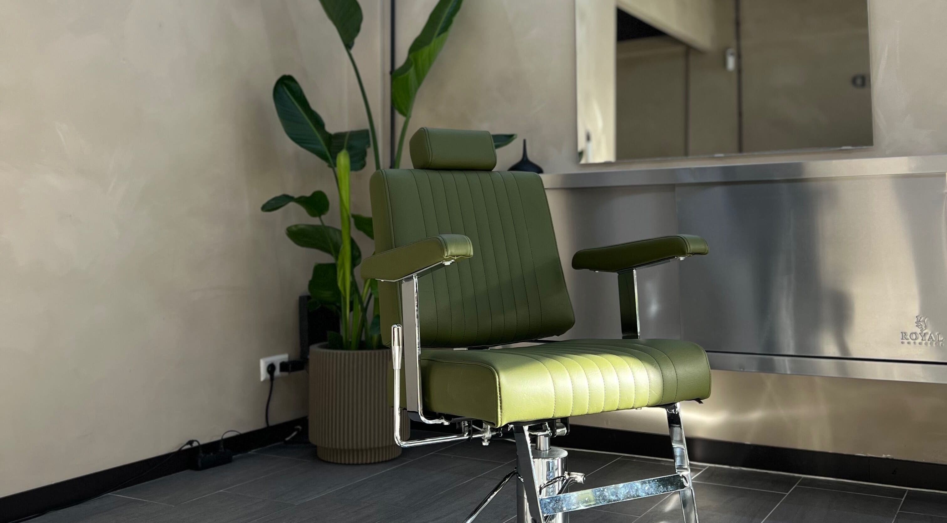 Groene salonstoel bij Daily Served, Spijkenisse, Zuid-holland, NL. Moderne inrichting voor wellnesservaring.