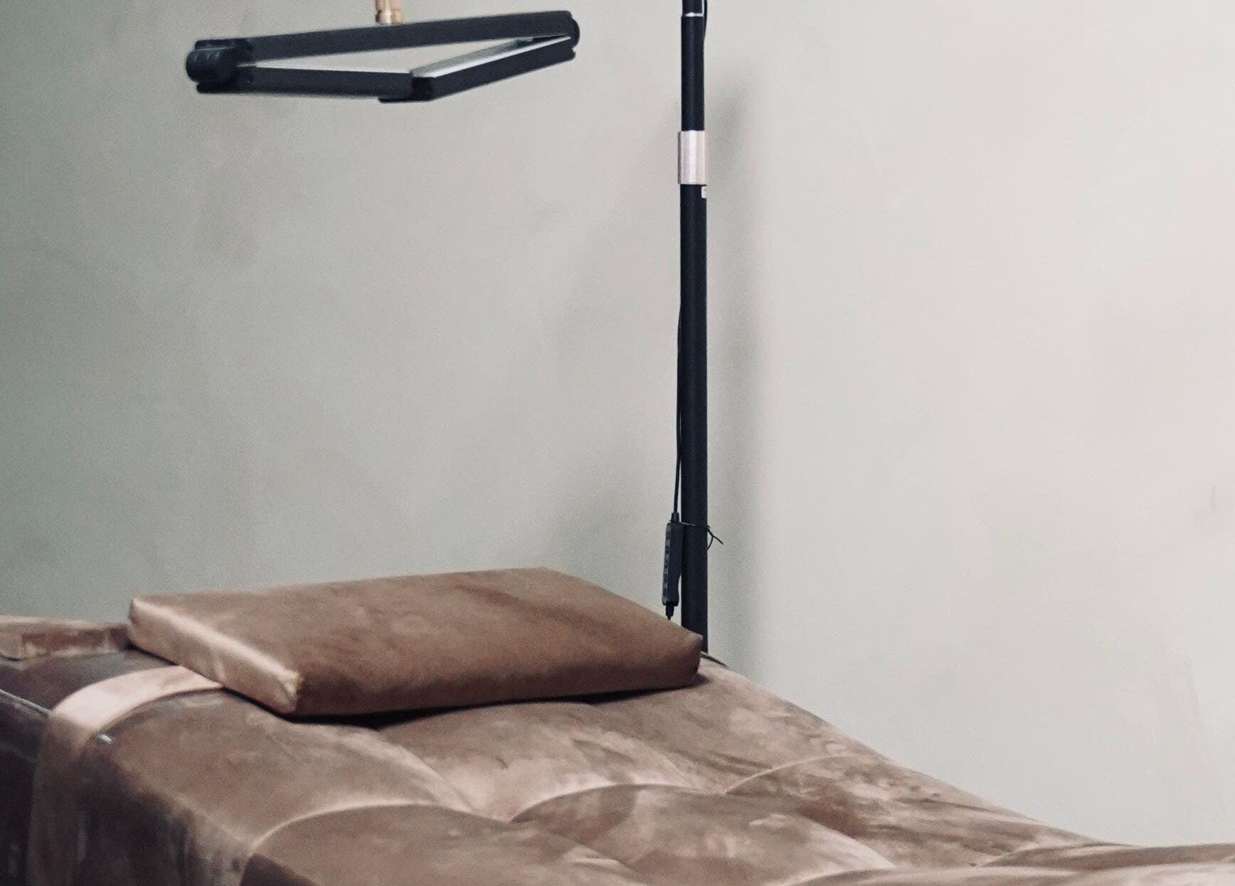 Luxe massagetafel bij Daily Served in Spijkenisse, Zuid-holland, NL, voor ultieme wellnesservaring.