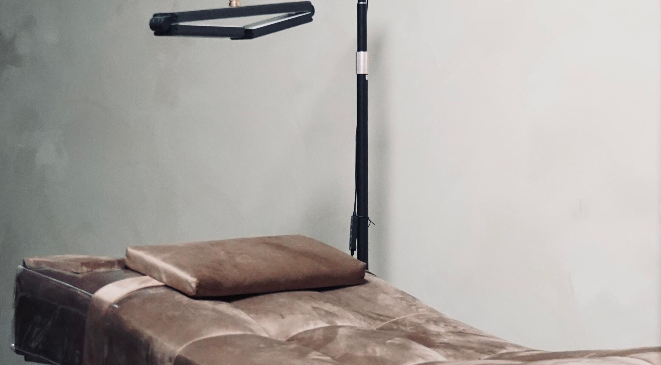 Luxe massagetafel bij Daily Served in Spijkenisse, Zuid-holland, NL, voor ultieme wellnesservaring.