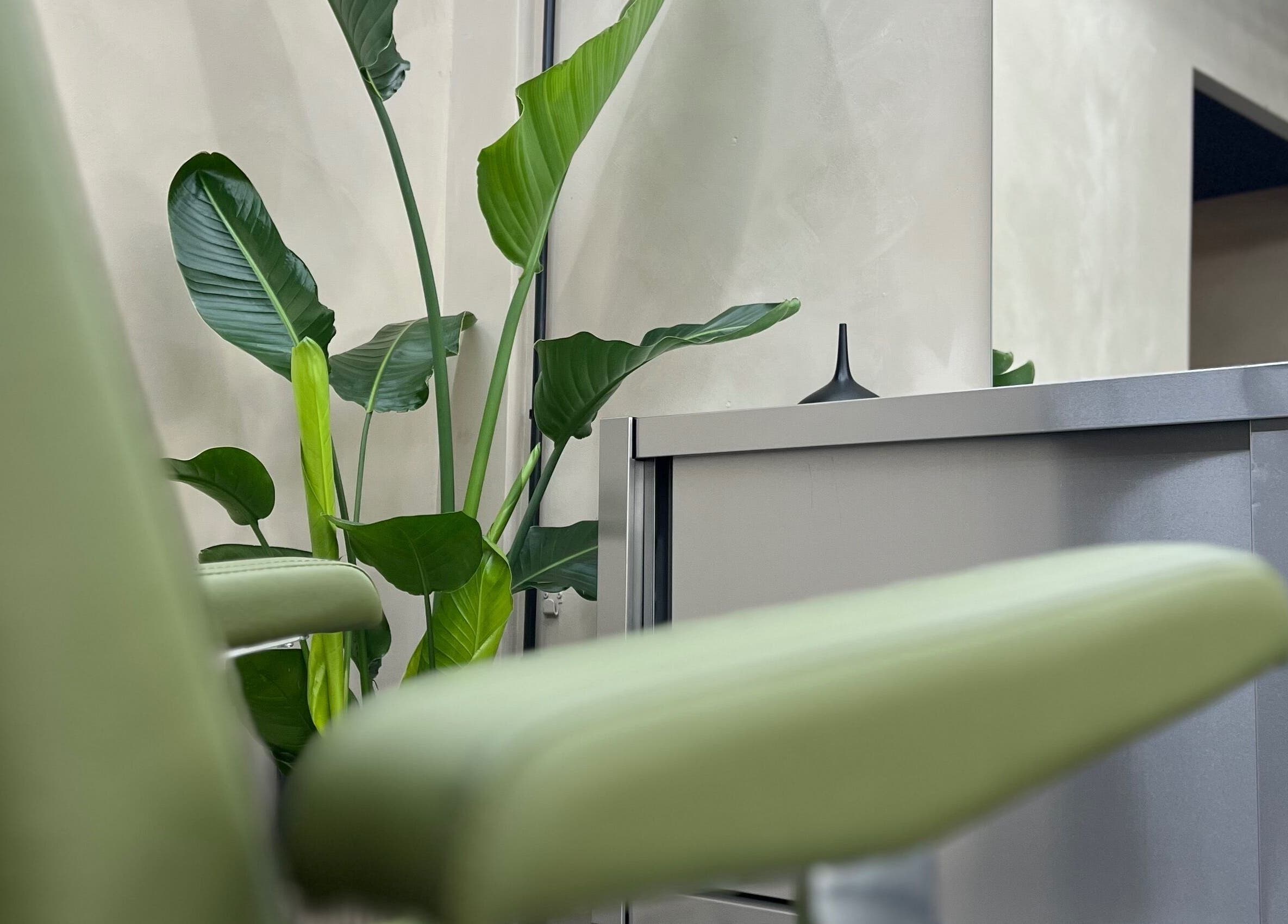 Stijlvolle relaxstoel bij Daily Served, Spijkenisse, Zuid-holland, NL. Perfect voor rustgevende momenten.