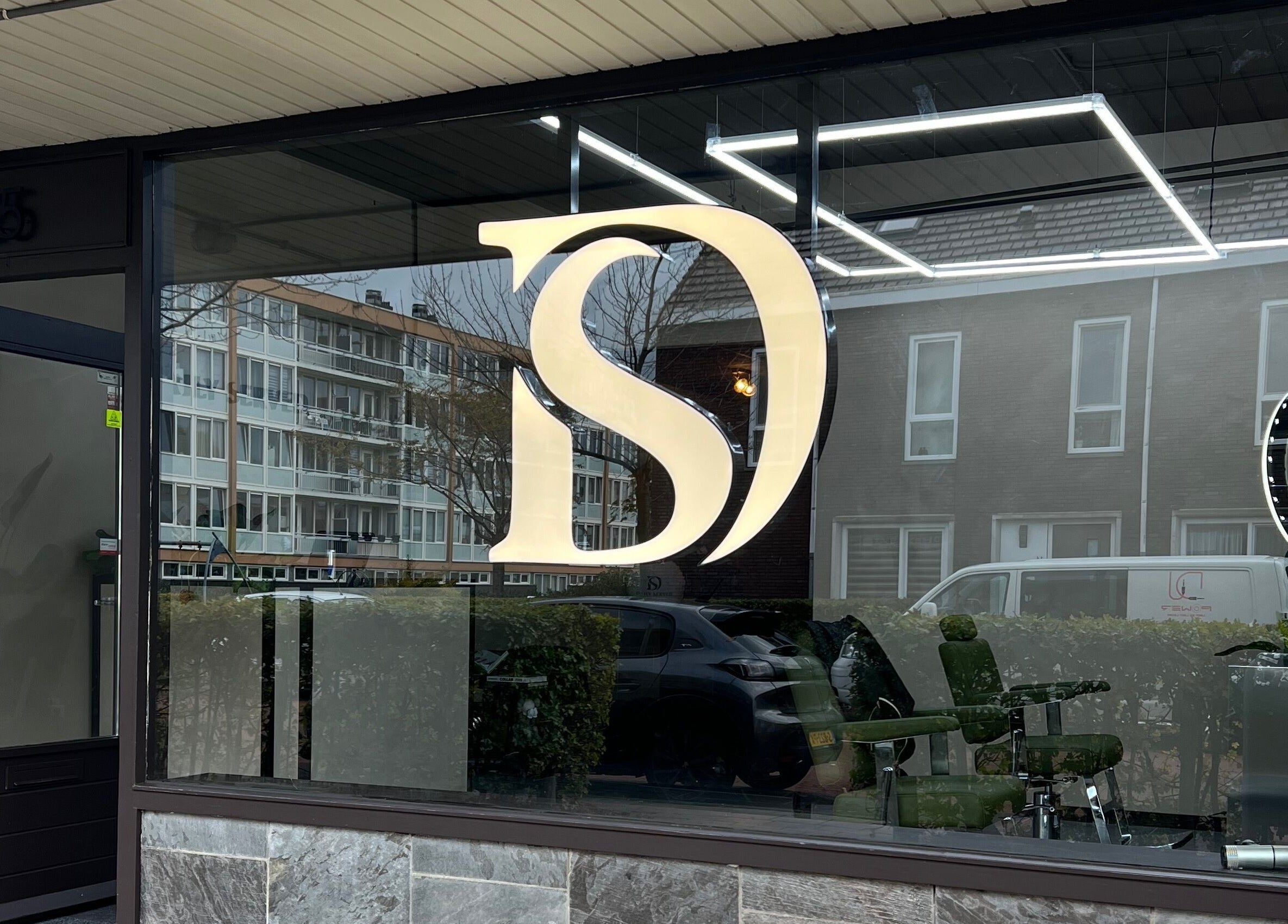 Buitenkant van Daily Served met logo in Spijkenisse, Zuid-Holland, NL.