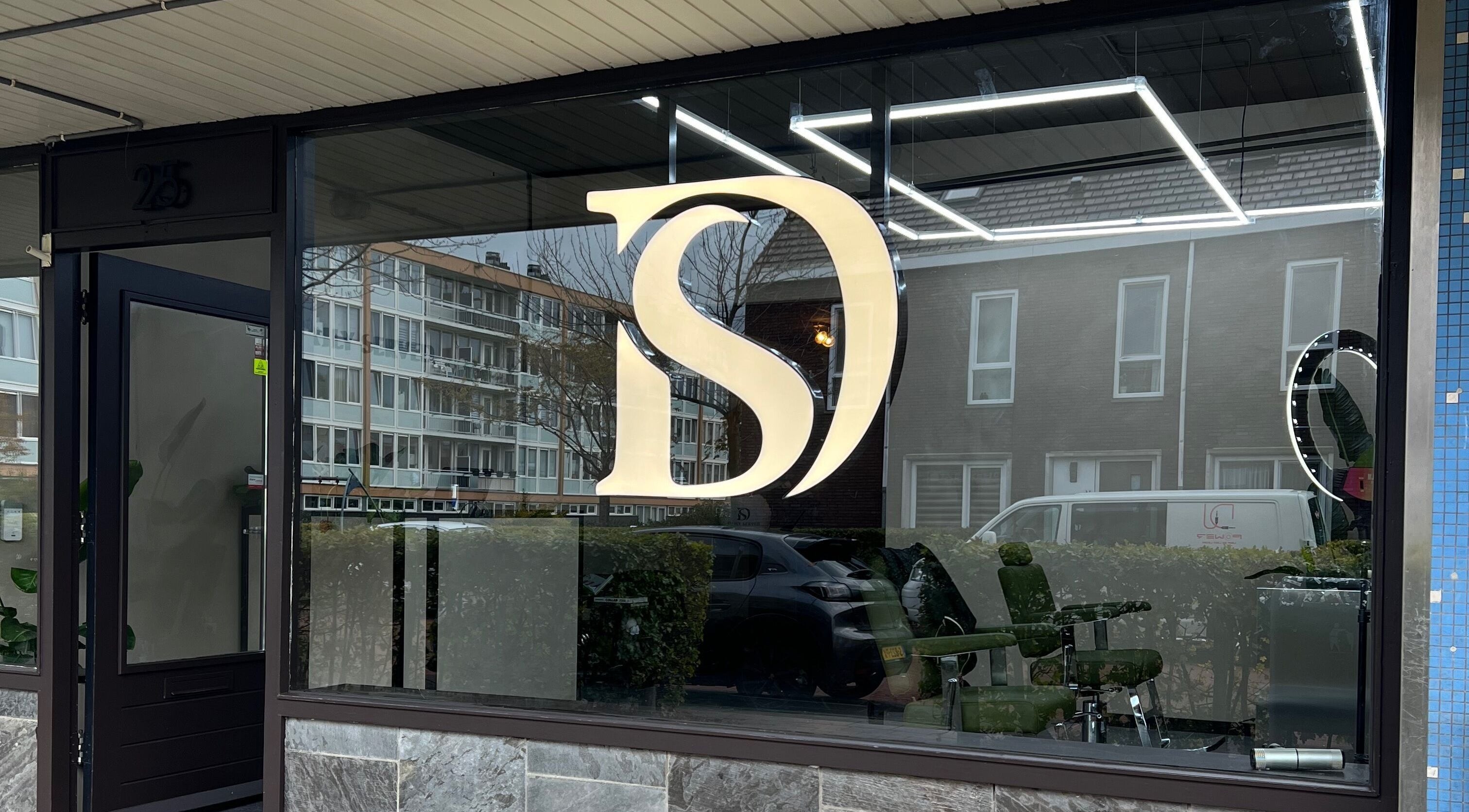 Buitenkant van Daily Served met logo in Spijkenisse, Zuid-Holland, NL.