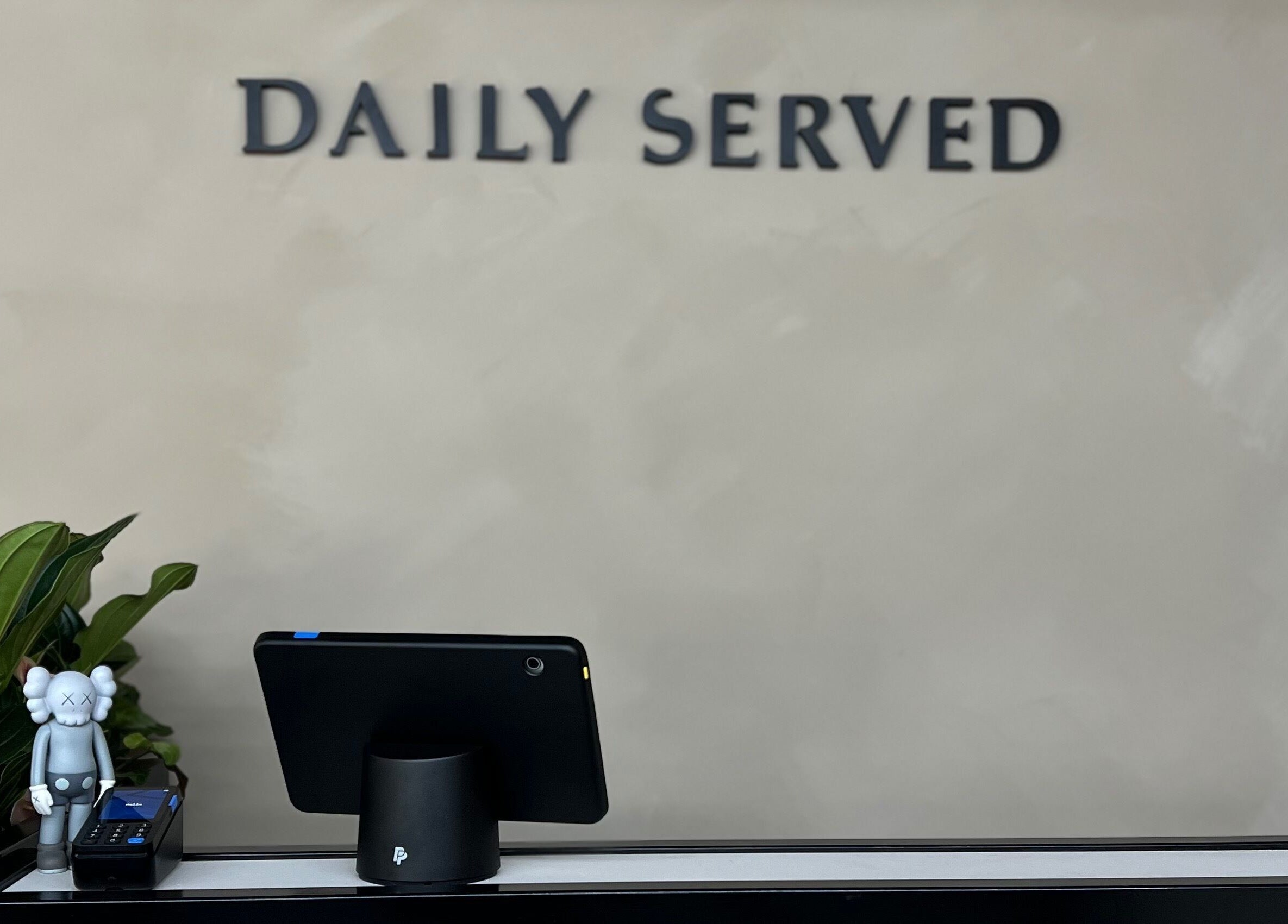 Daily Served interieur met moderne tablet aan de balie in Spijkenisse, Zuid-Holland, NL.