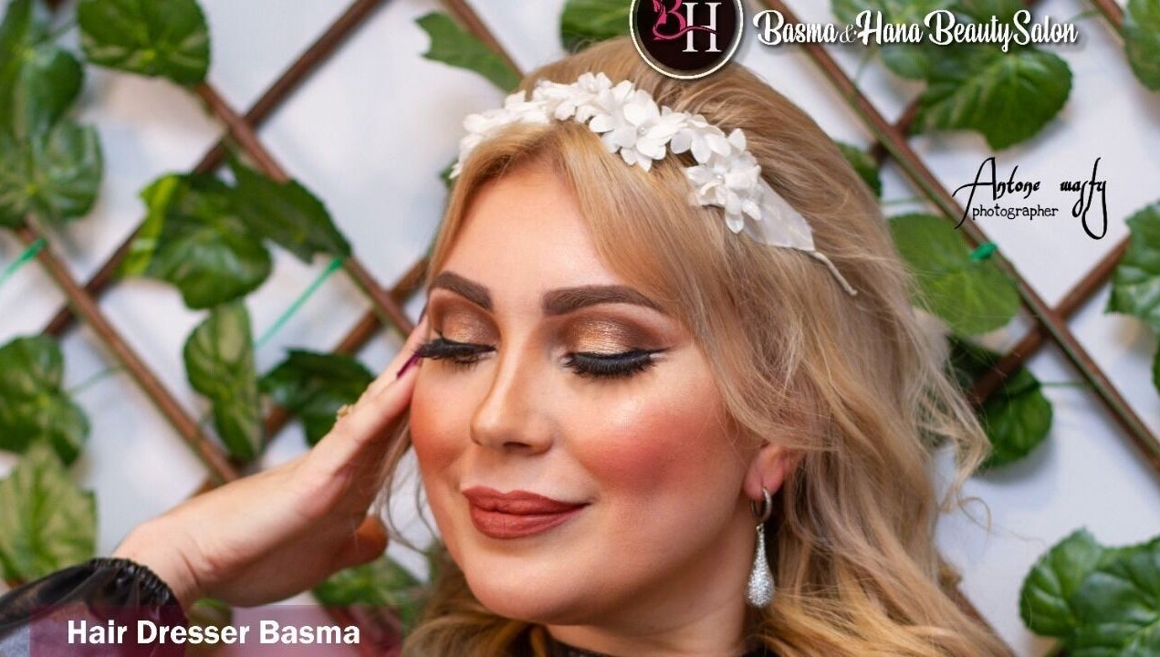 Stylish woman with floral headband in Basma and Hana, Cairo Governorate, Cairo Governorate, EG.