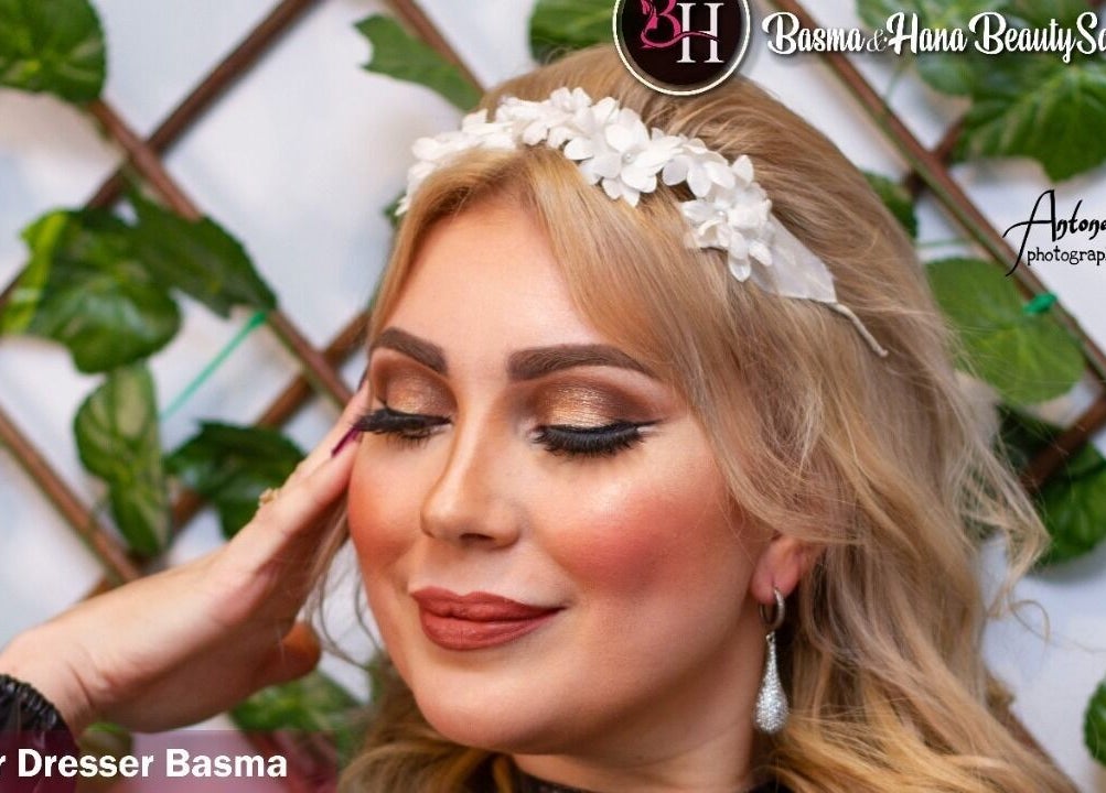 Stylish woman with floral headband in Basma and Hana, Cairo Governorate, Cairo Governorate, EG.