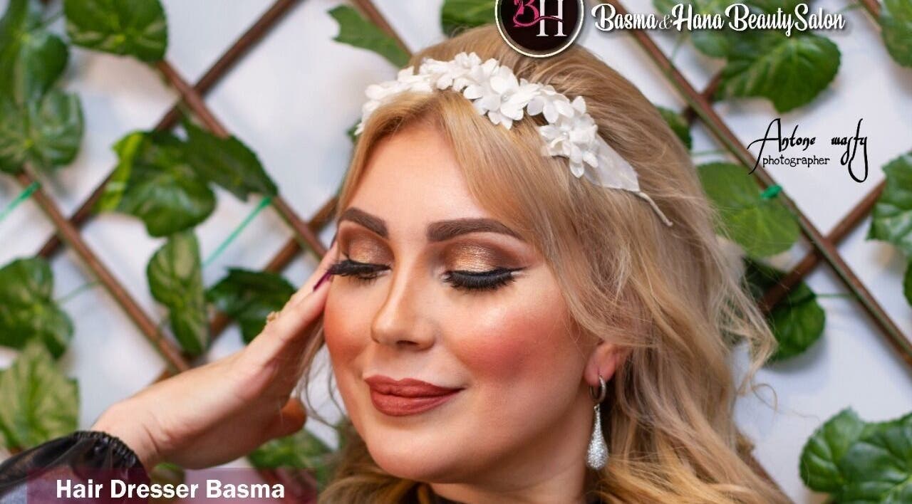 Stylish woman with floral headband in Basma and Hana, Cairo Governorate, Cairo Governorate, EG.