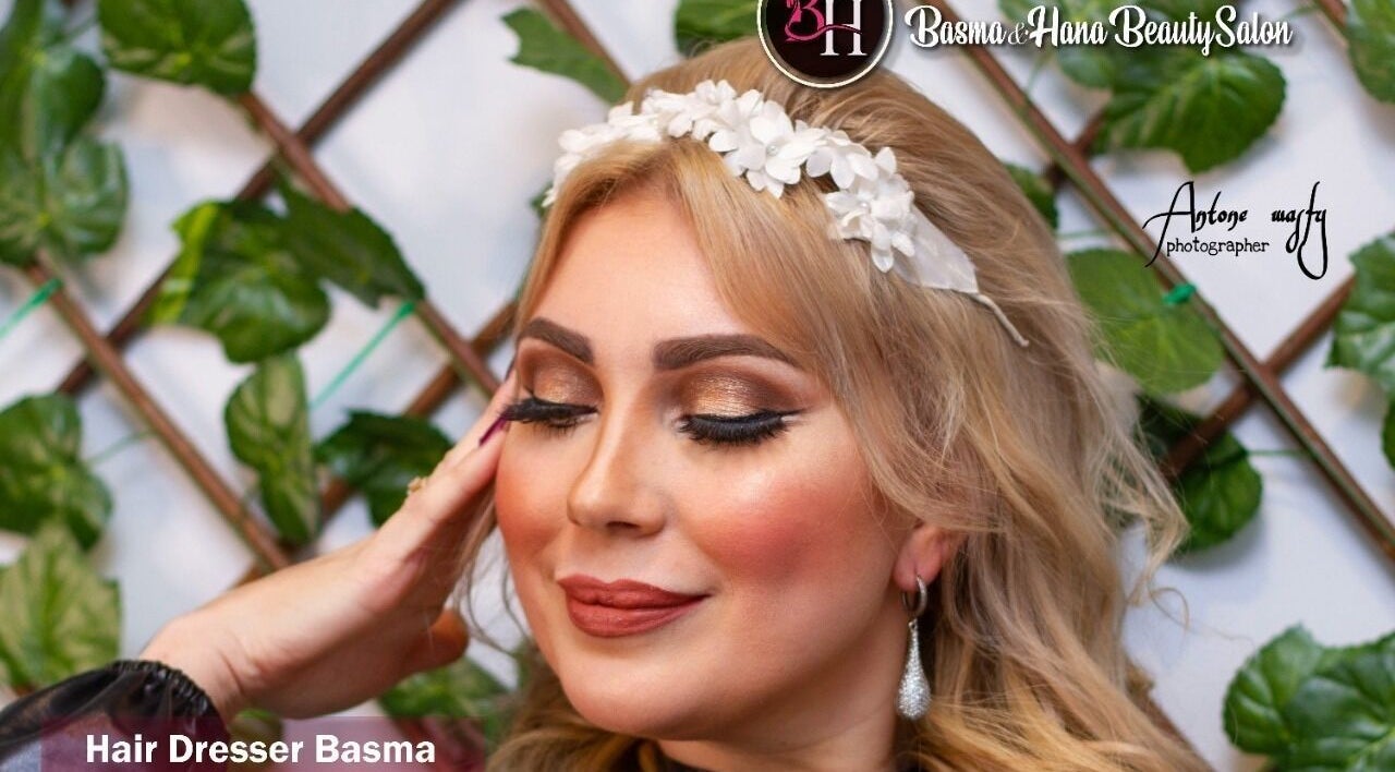 Stylish woman with floral headband in Basma and Hana, Cairo Governorate, Cairo Governorate, EG.