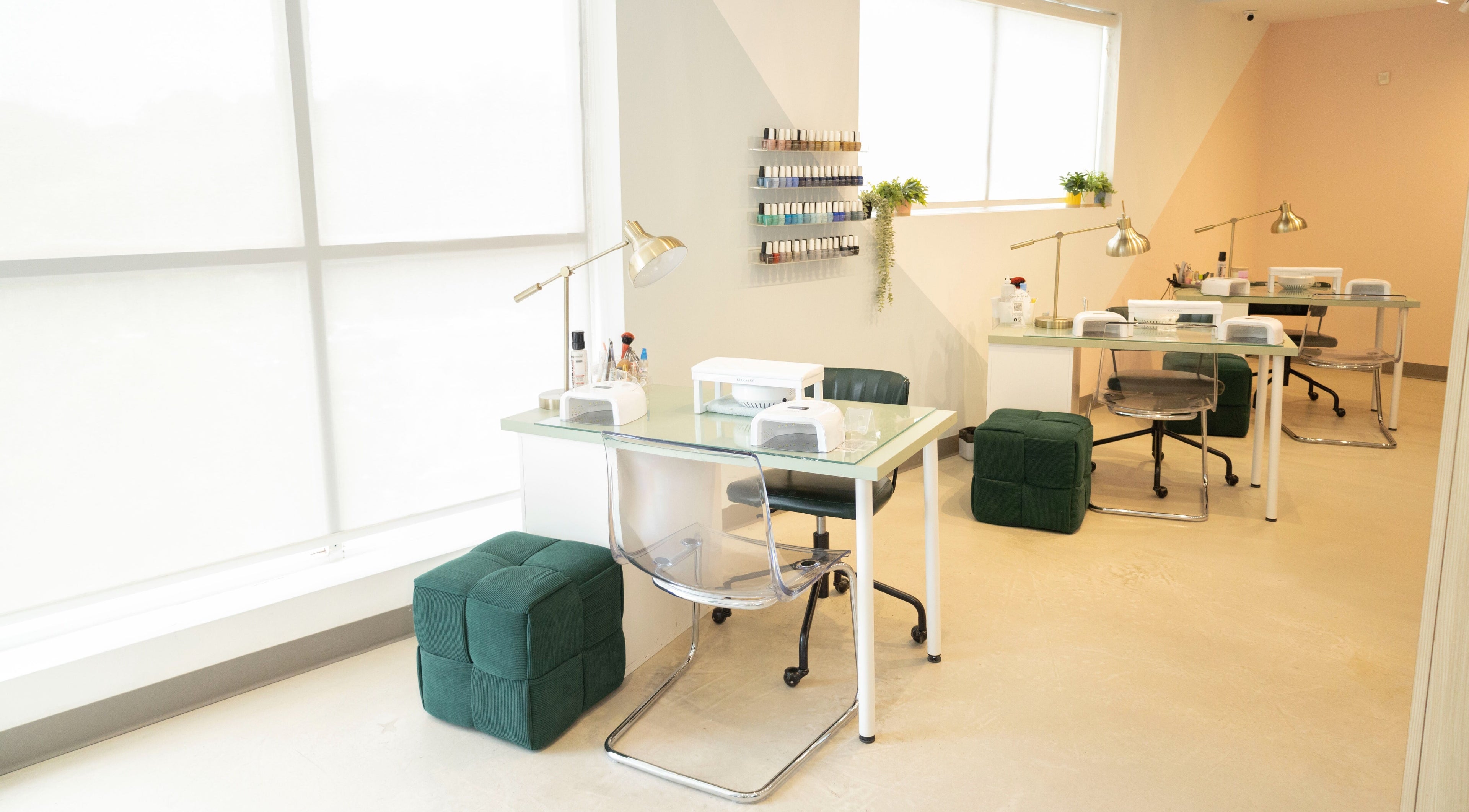 Interior de La Esmaltería, en San Juan, San Juan, PR con mesas modernas y decoración elegante.