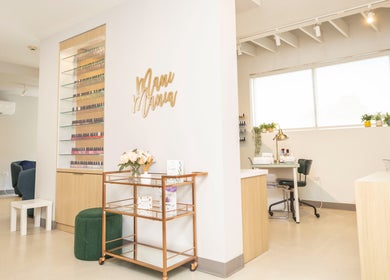 Interior de La Esmaltería en San Juan, PR, con modernas estaciones de manicura y decoración elegante.