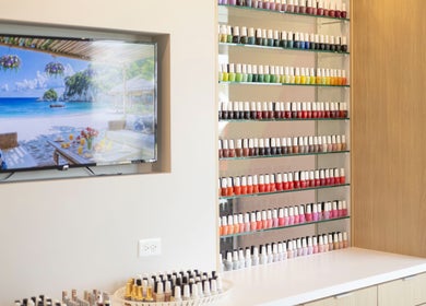Exhibición de esmaltes en La Esmaltería, San Juan, San Juan, PR. Ambiente tropical en pantalla.