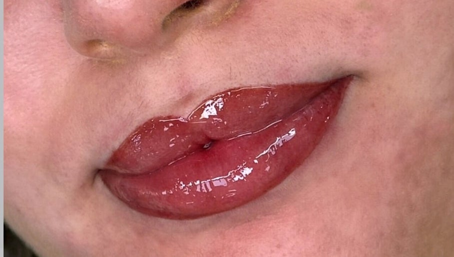 Close-up of glossy lips showcasing Diamond Artistry's beauty work in Halfway, England, GB.