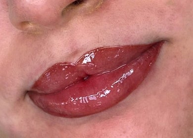 Close-up of glossy lips showcasing Diamond Artistry's beauty work in Halfway, England, GB.