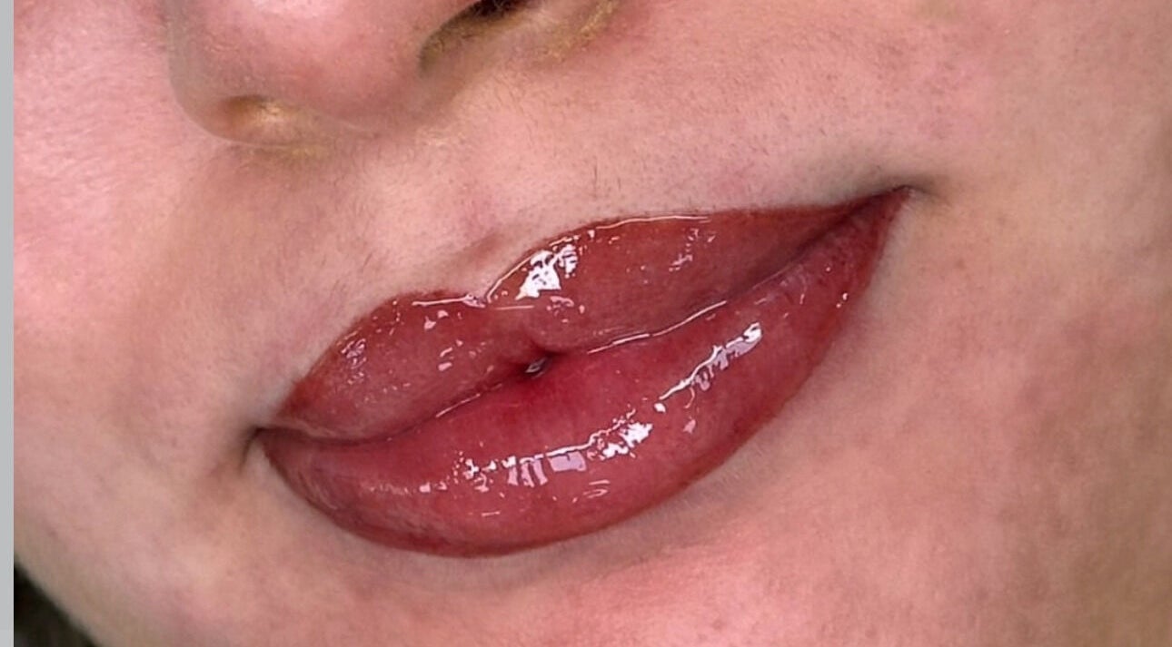 Close-up of glossy lips showcasing Diamond Artistry's beauty work in Halfway, England, GB.