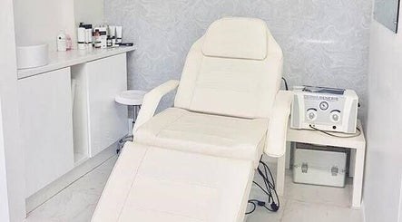 Calm treatment room at Fairytale Lashes and Beauty in Rayleigh, England, GB with white massage chair.