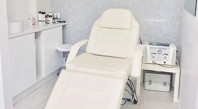 Calm treatment room at Fairytale Lashes and Beauty in Rayleigh, England, GB with white massage chair.