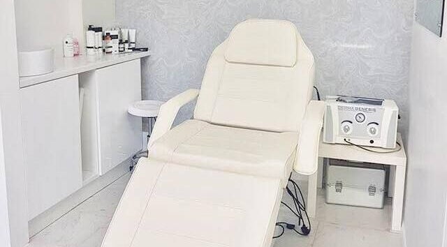 Calm treatment room at Fairytale Lashes and Beauty in Rayleigh, England, GB with white massage chair.