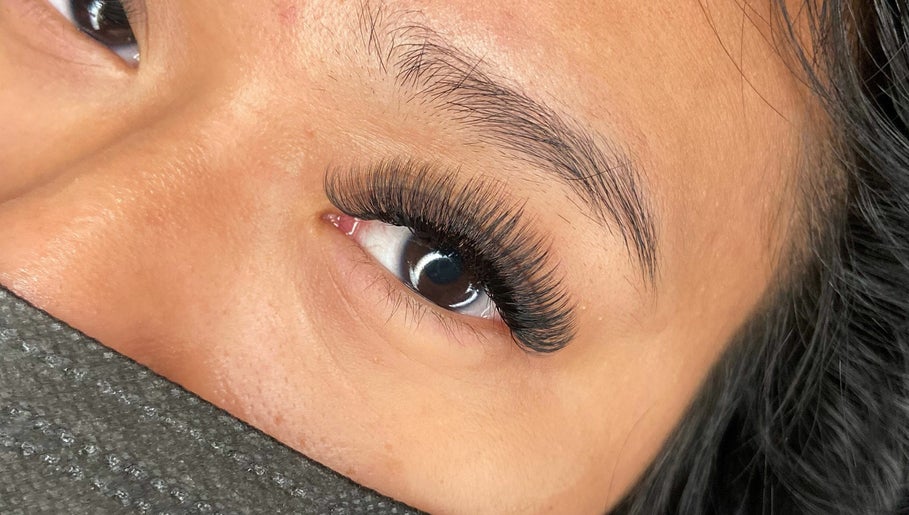 Luxtra Lashes image 1