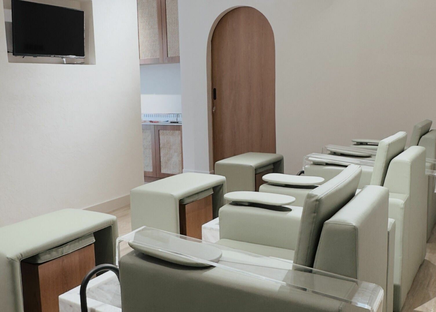 Luxurious nail spa seating at Snob Salon Arjan, دبي, دبي, AE, featuring plush pedicure chairs.