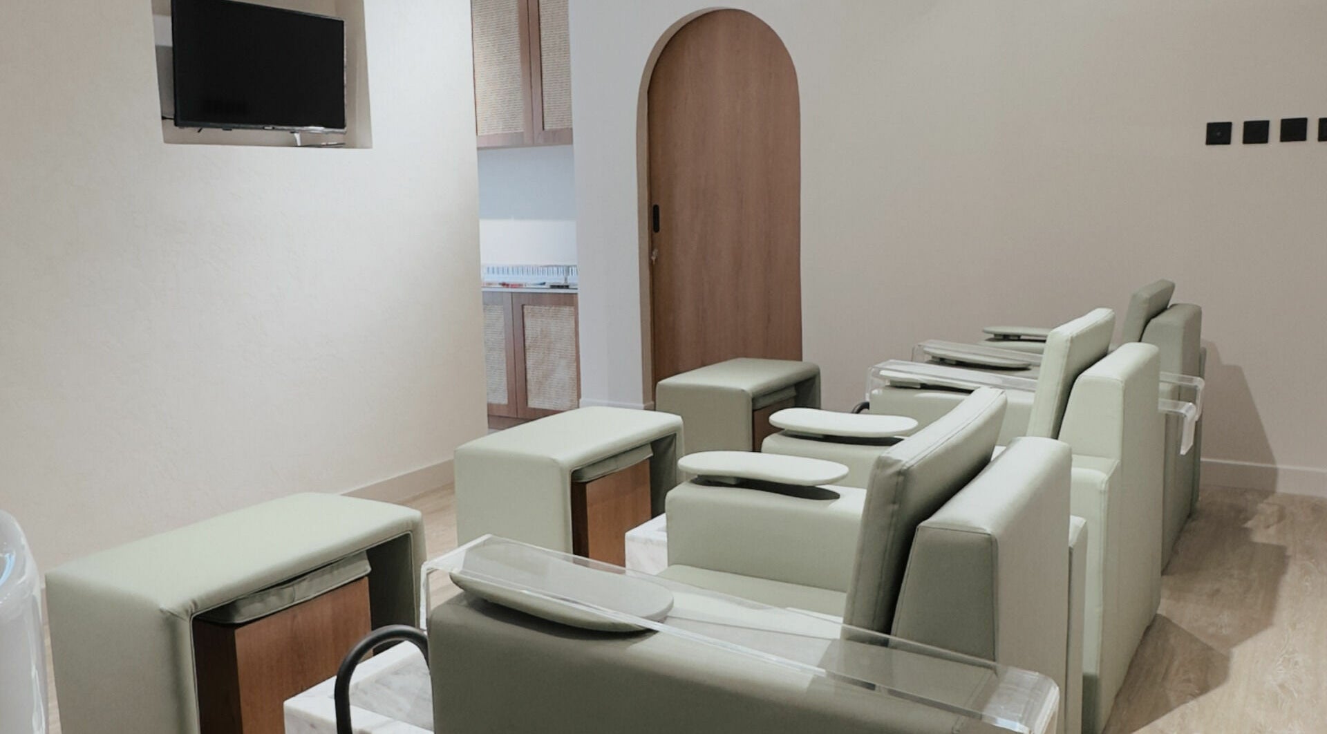 Luxurious nail spa seating at Snob Salon Arjan, دبي, دبي, AE, featuring plush pedicure chairs.