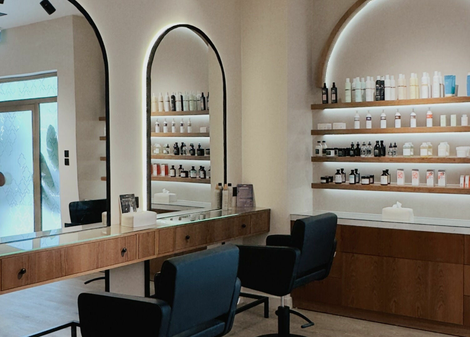 Chic interior of Snob Salon Arjan in دبي, دبي, AE with mirrored walls and stylish shelving.
