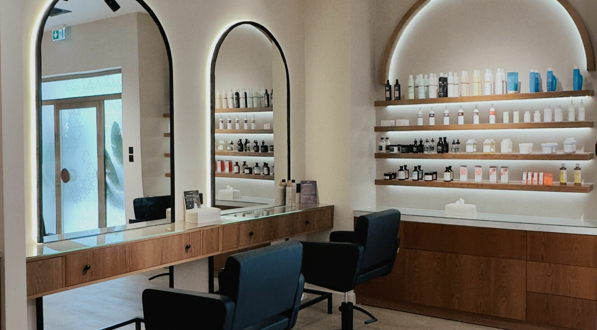 Chic interior of Snob Salon Arjan in دبي, دبي, AE with mirrored walls and stylish shelving.