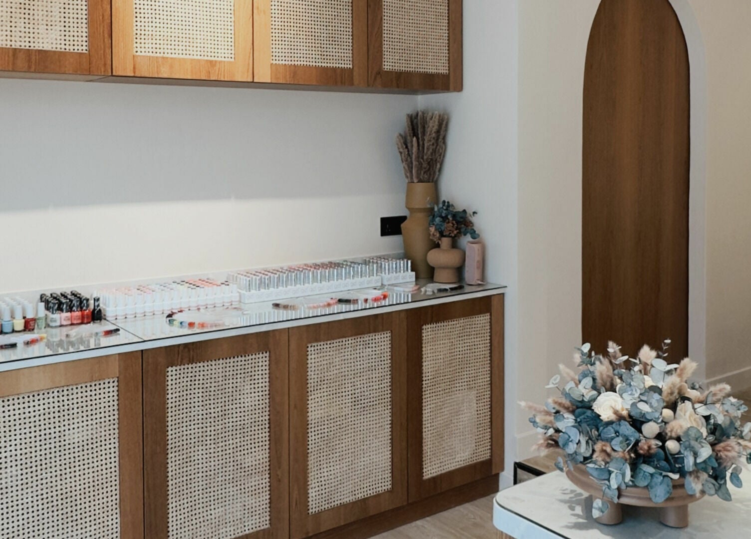 Elegant nail polish display at Snob Salon Arjan, دبي, دبي, AE, featuring modern decor and stylish accents.