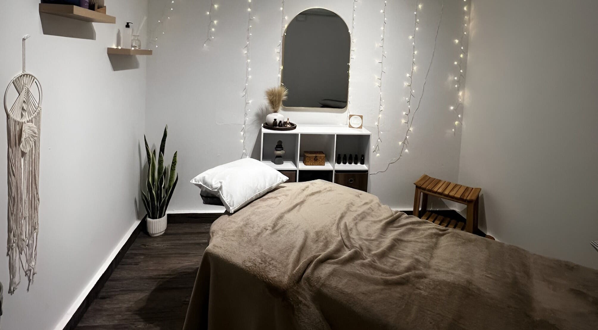 Sala de tratamiento en The Beauty Lab by Paola Estefania, Ponce, Ponce, PR, con iluminación relajante.