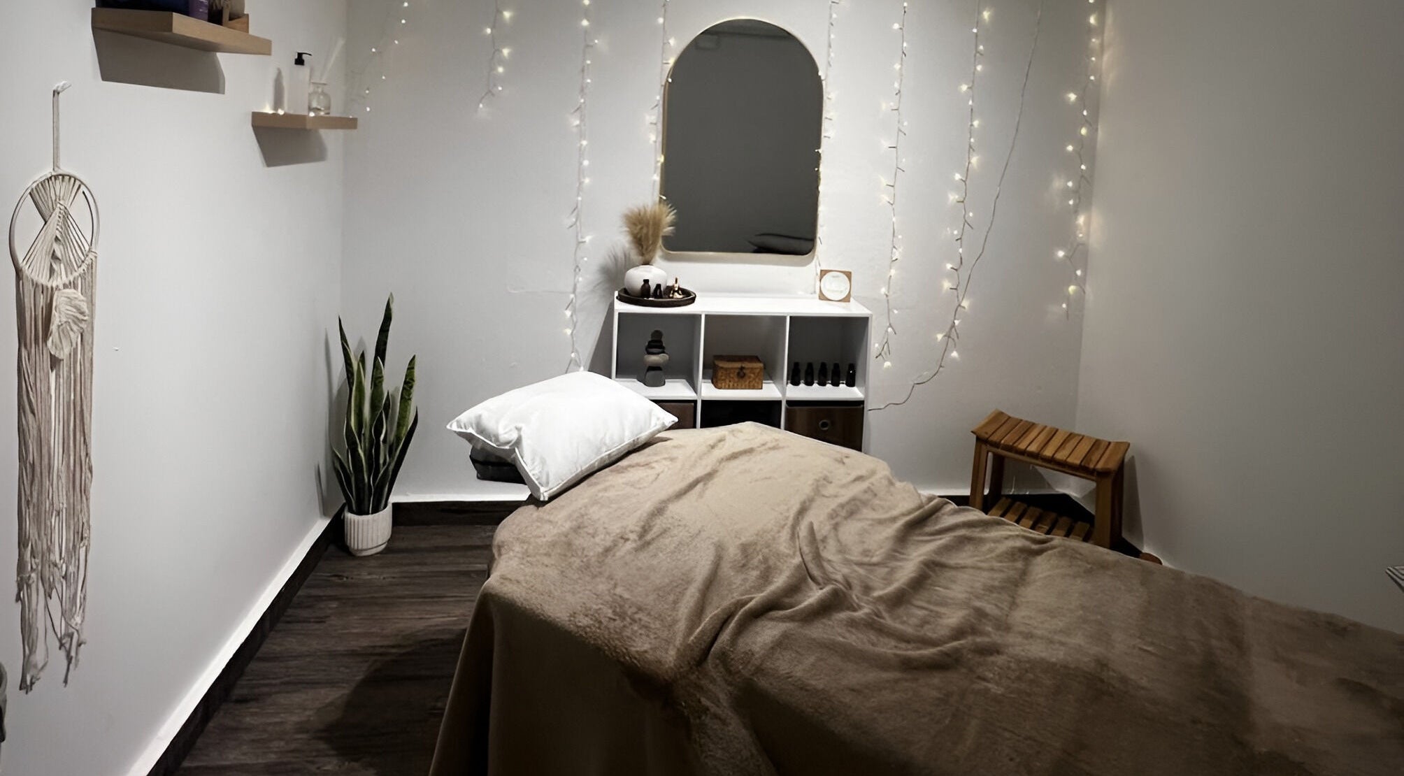 Sala de tratamiento en The Beauty Lab by Paola Estefania, Ponce, Ponce, PR, con iluminación relajante.