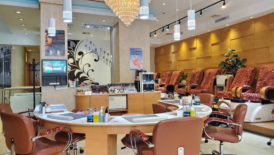 nylovelynailsspa image 1