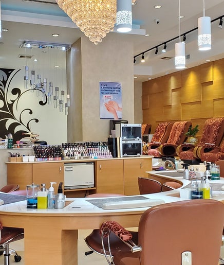 nylovelynailsspa image 2