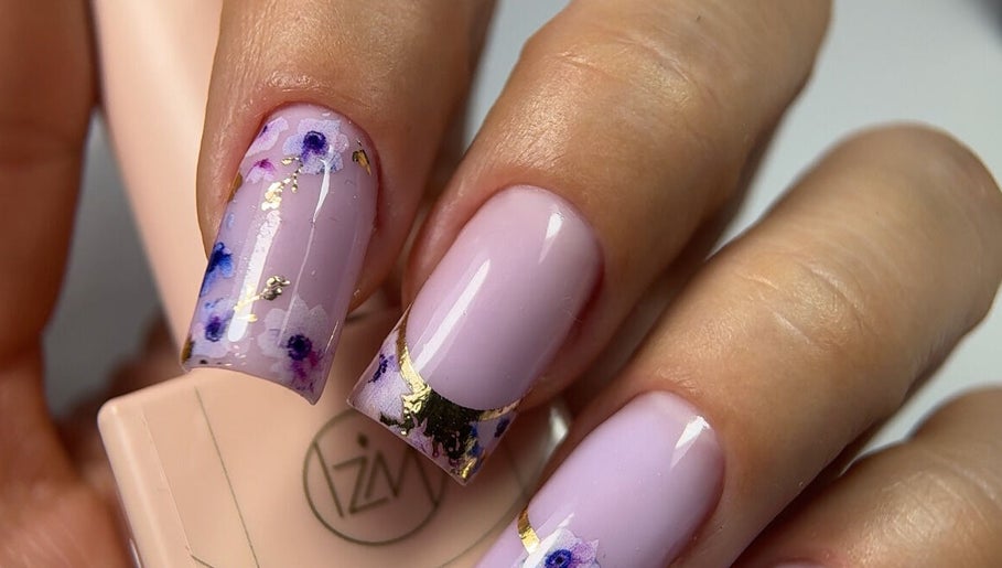 Close-up of floral nail art with gold accents at Koliya Nails, Wien, Wien, AT.