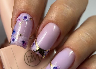 Close-up of floral nail art with gold accents at Koliya Nails, Wien, Wien, AT.