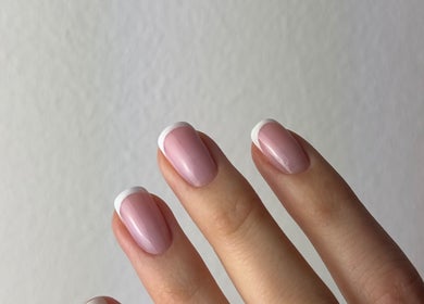 Elegant French manicure at Koliya Nails in Wien, Wien, AT, featuring soft pink nails with crisp white tips.