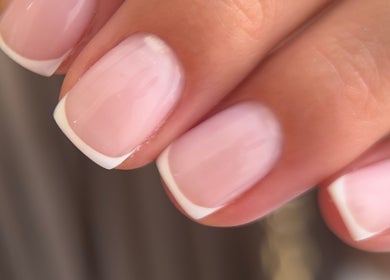 Close-up of French tip manicure at Koliya Nails, Wien, Wien, AT, showcasing elegant and polished pink nails.