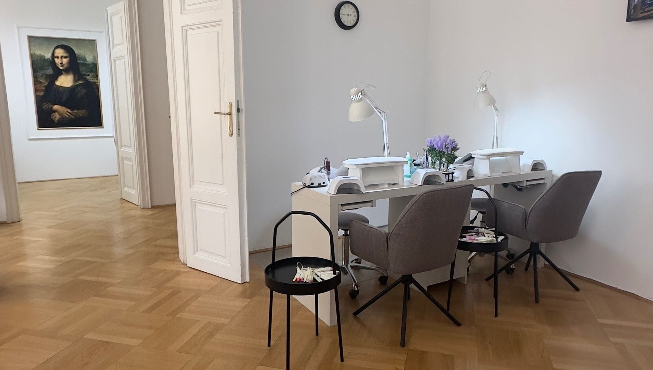 Koliya Nails in Wien offers a stylish, serene workspace with elegant decor and professional nail services.