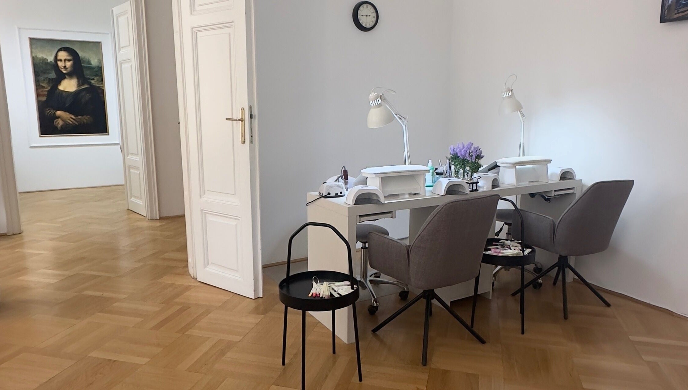 Koliya Nails in Wien offers a stylish, serene workspace with elegant decor and professional nail services.