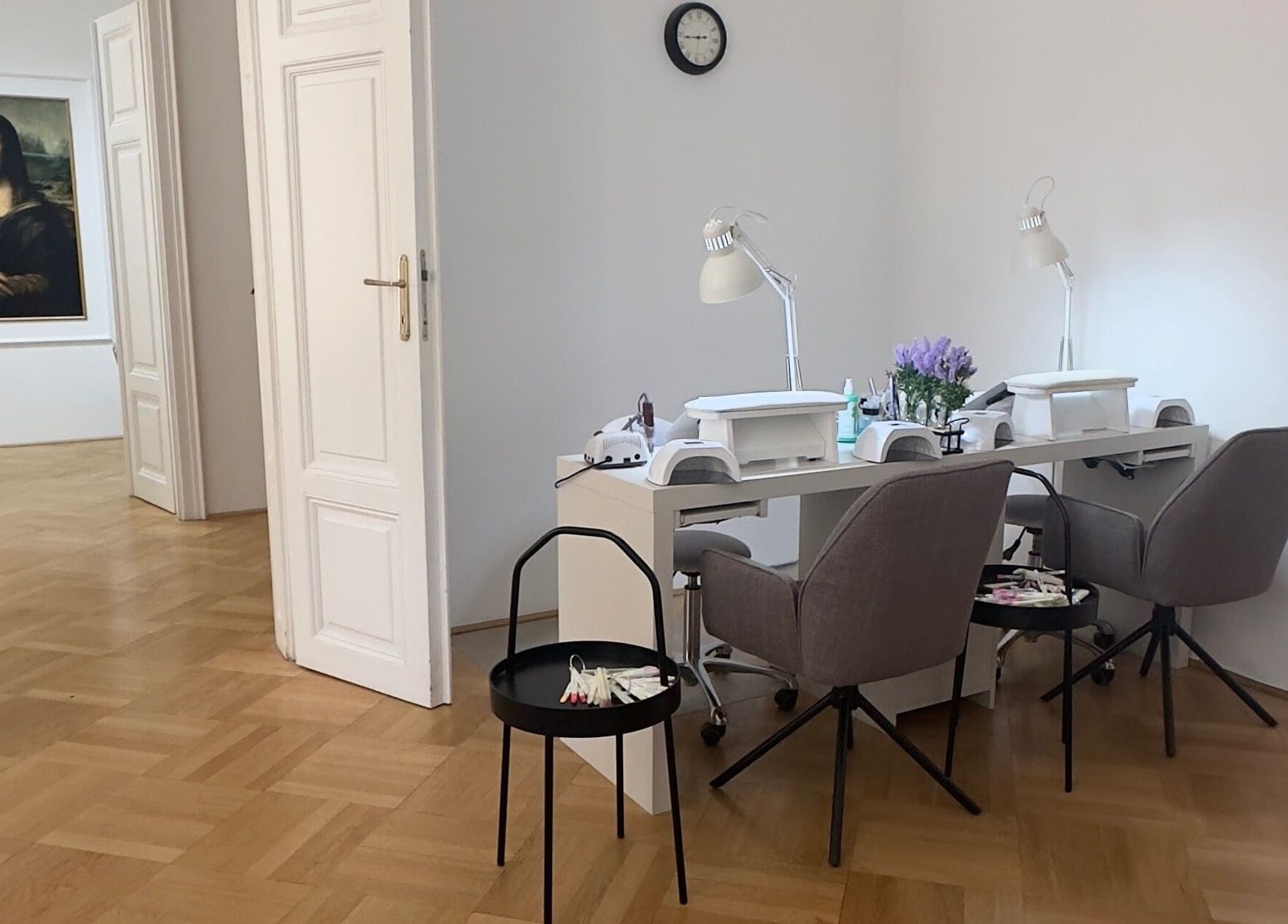 Koliya Nails in Wien offers a stylish, serene workspace with elegant decor and professional nail services.