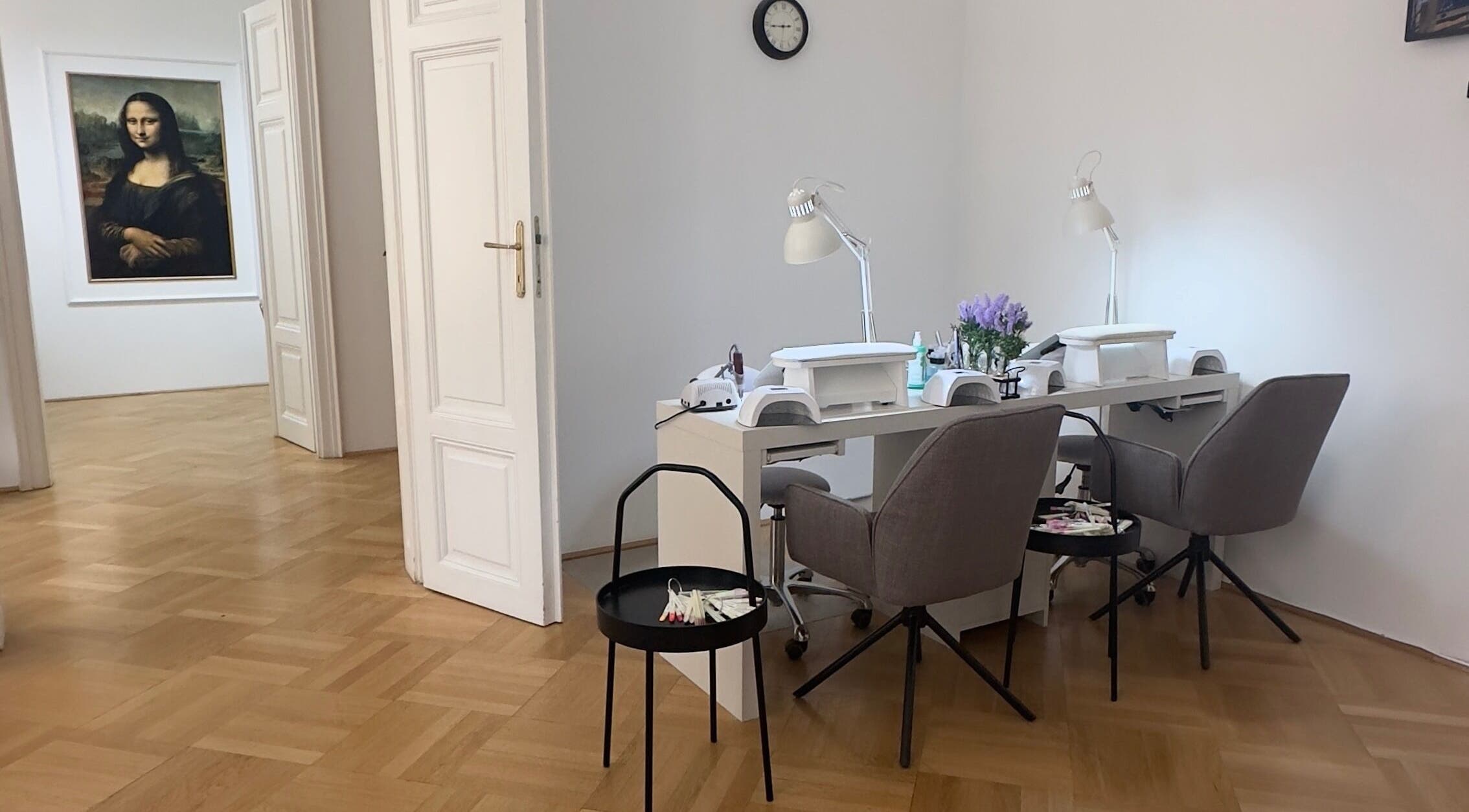 Koliya Nails in Wien offers a stylish, serene workspace with elegant decor and professional nail services.