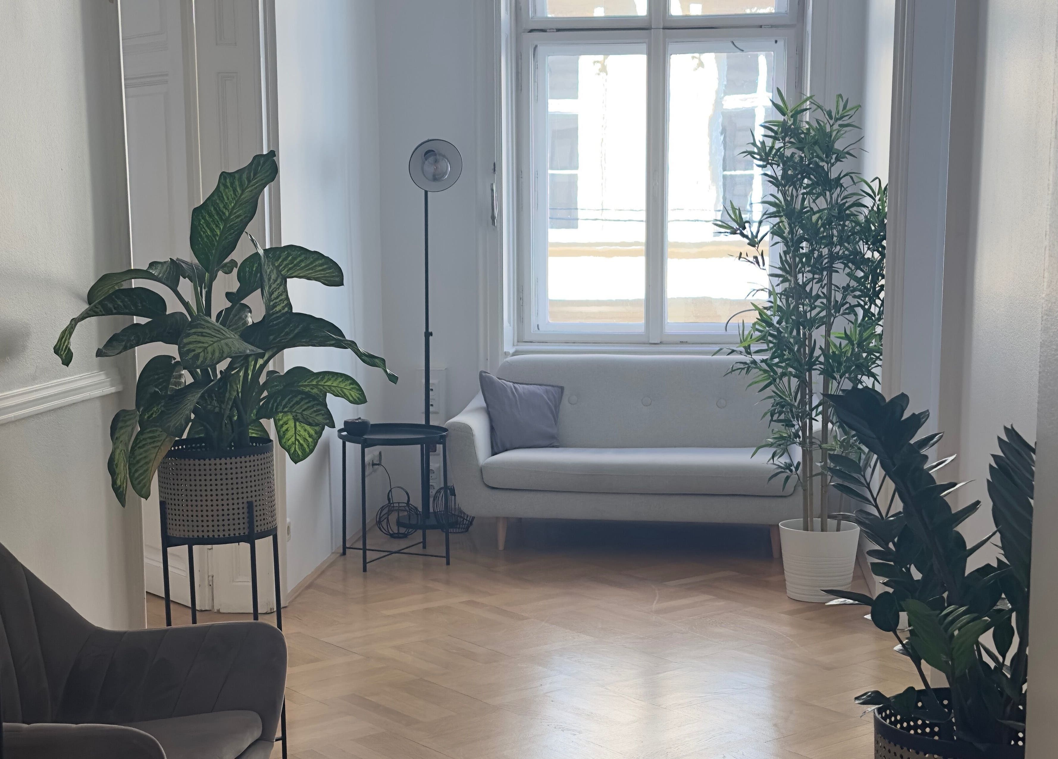 Stylish waiting area at Koliya Nails in Wien, Wien, AT with lush plants and cozy seating.