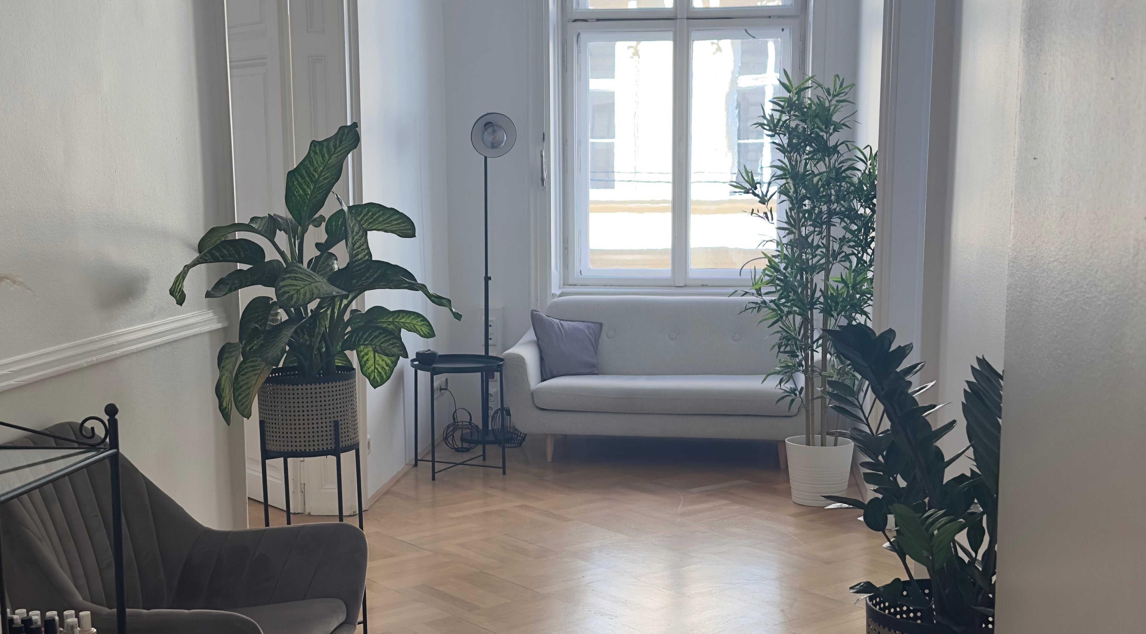 Stylish waiting area at Koliya Nails in Wien, Wien, AT with lush plants and cozy seating.