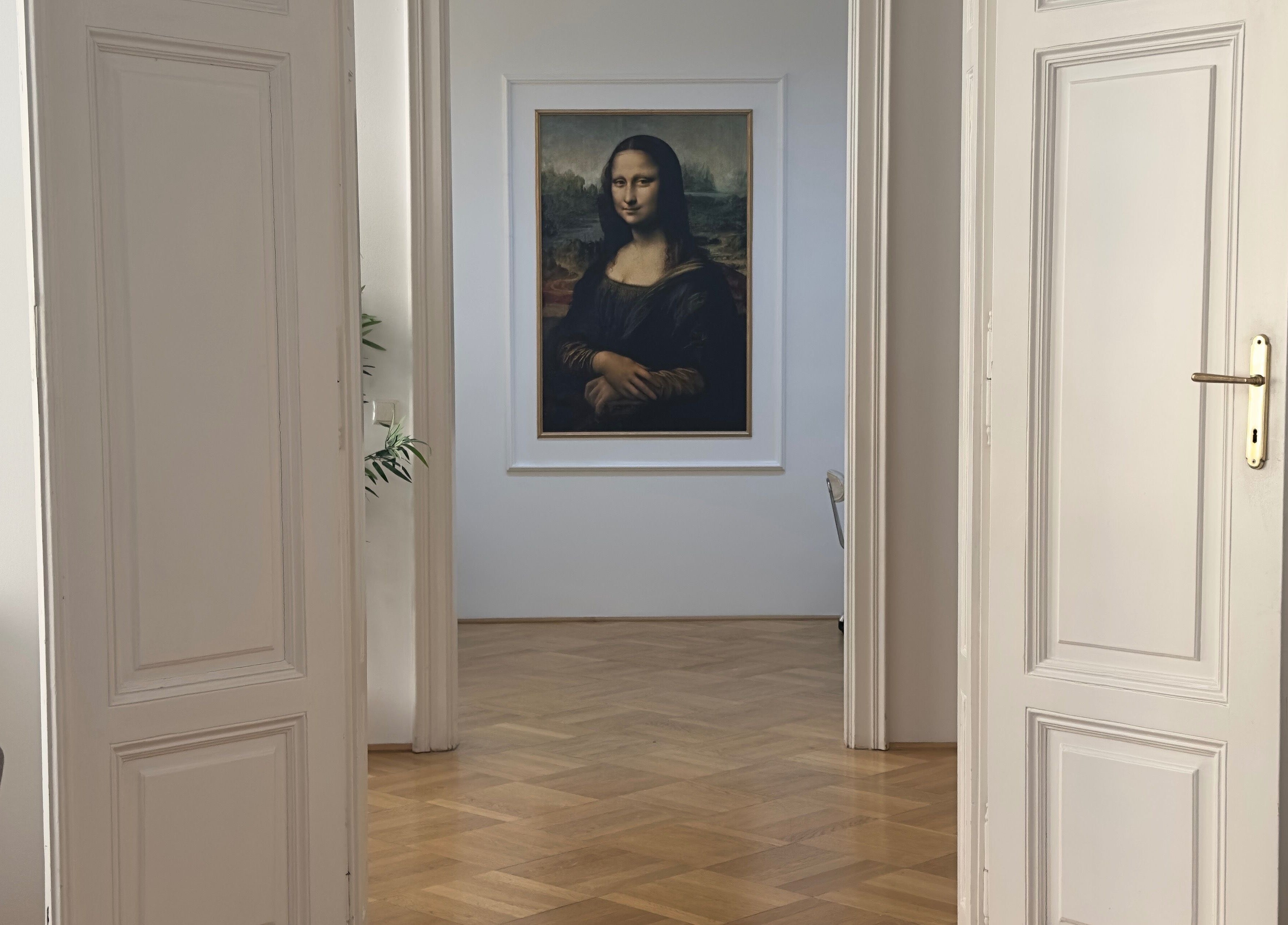 Interior view at Koliya Nails, Wien, Wien, AT, featuring a framed painting of Mona Lisa between open doors.